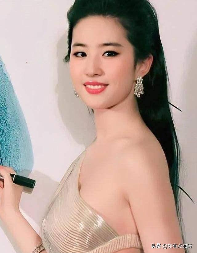 顛覆「玉女」形象！劉亦菲著裝變大膽   上身穿一塊「三角佈」秀出水蛇腰，網友：上帝太偏心