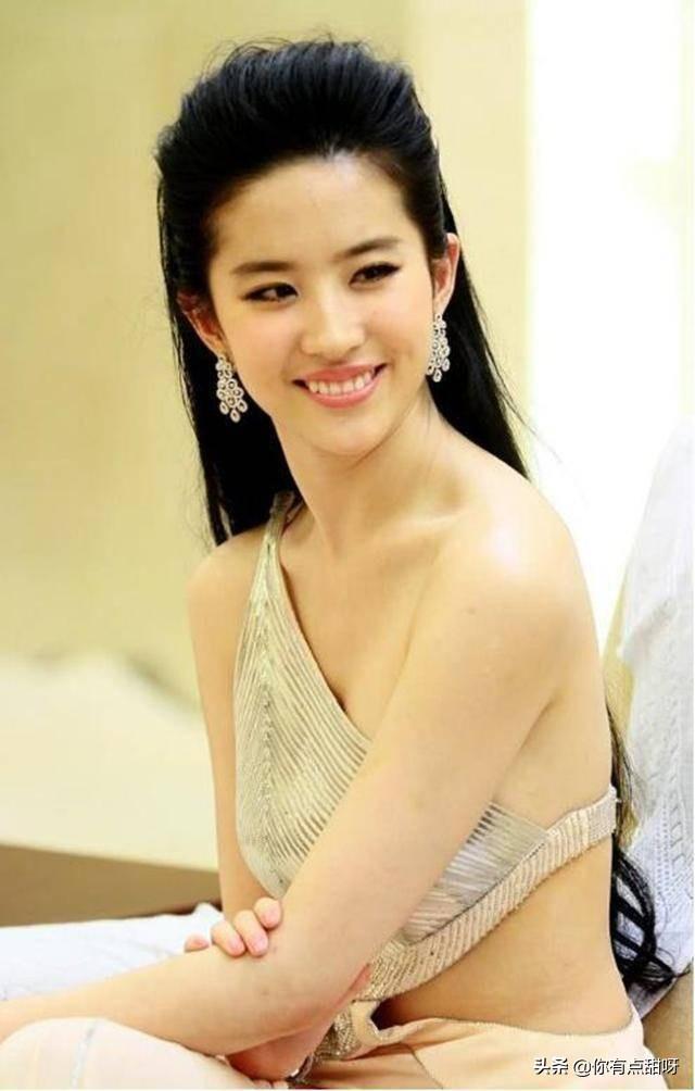 顛覆「玉女」形象！劉亦菲著裝變大膽   上身穿一塊「三角佈」秀出水蛇腰，網友：上帝太偏心