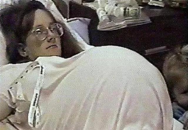 全球首例7胞胎！媽媽每天「消耗42瓶奶、52片尿布」出門超壯觀　23年後長大「沒有辜負大家的期望」曝光近況