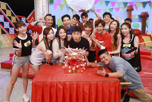 胡瓜慶61歲！謝《大集合》來賓相挺19年：很想念觀眾　頂豔陽「跑跳玩遊戲」沒架子自豪：體力仍很好