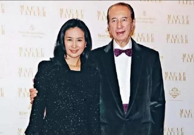 何超瓊偕三房龍鳳胎亮相！弟妹相隨「一襲粉裙站中間」眾星拱月　年齡差懸殊「氣質不輸最美女兒」