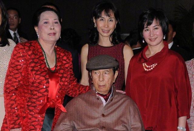 何超瓊偕三房龍鳳胎亮相！弟妹相隨「一襲粉裙站中間」眾星拱月　年齡差懸殊「氣質不輸最美女兒」