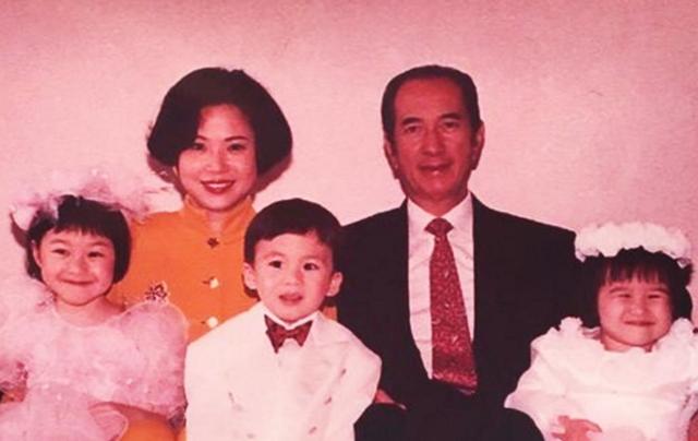 何超瓊偕三房龍鳳胎亮相！弟妹相隨「一襲粉裙站中間」眾星拱月　年齡差懸殊「氣質不輸最美女兒」