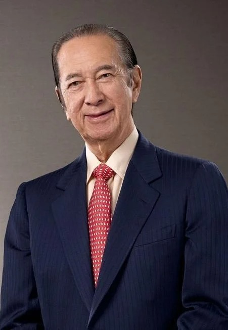 何超瓊偕三房龍鳳胎亮相！弟妹相隨「一襲粉裙站中間」眾星拱月　年齡差懸殊「氣質不輸最美女兒」