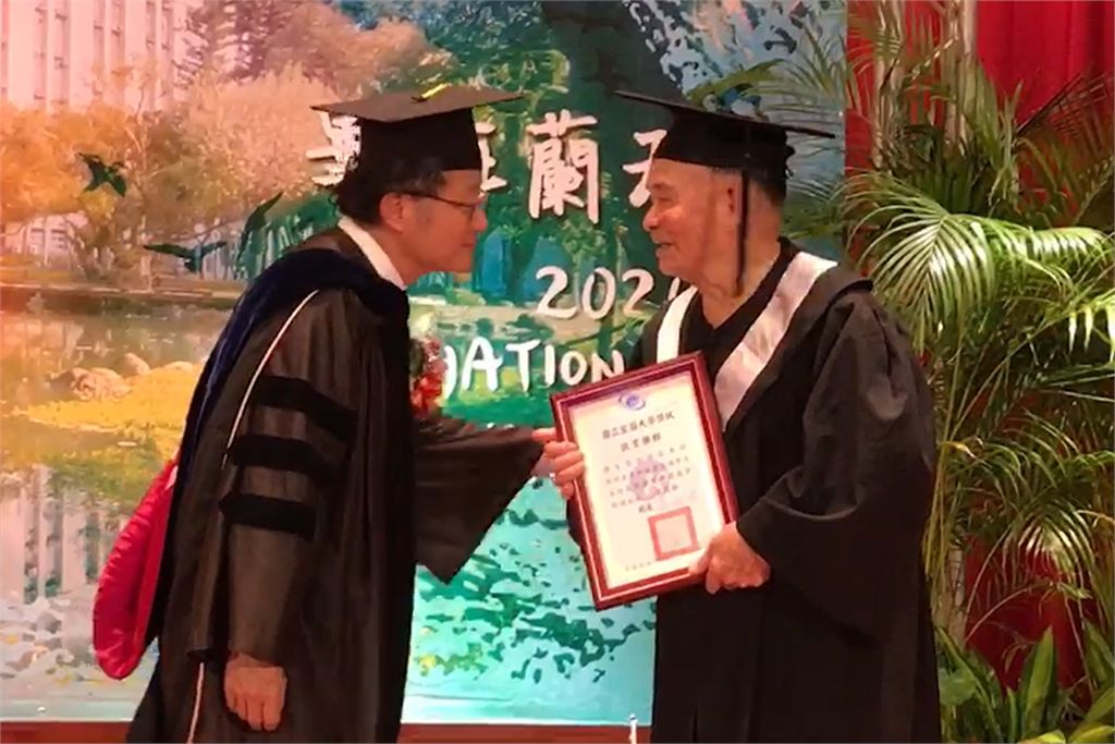 最年長畢業生！91歲爺爺念完宜蘭大學「4年騎車到校」風雨無阻　一圓年輕夢「家人支持很重要」