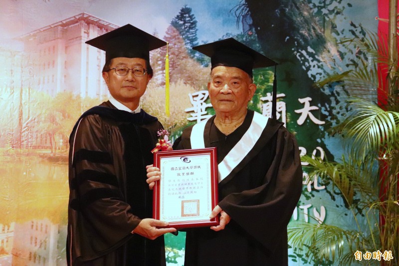 最年長畢業生！91歲爺爺念完宜蘭大學「4年騎車到校」風雨無阻　一圓年輕夢「家人支持很重要」