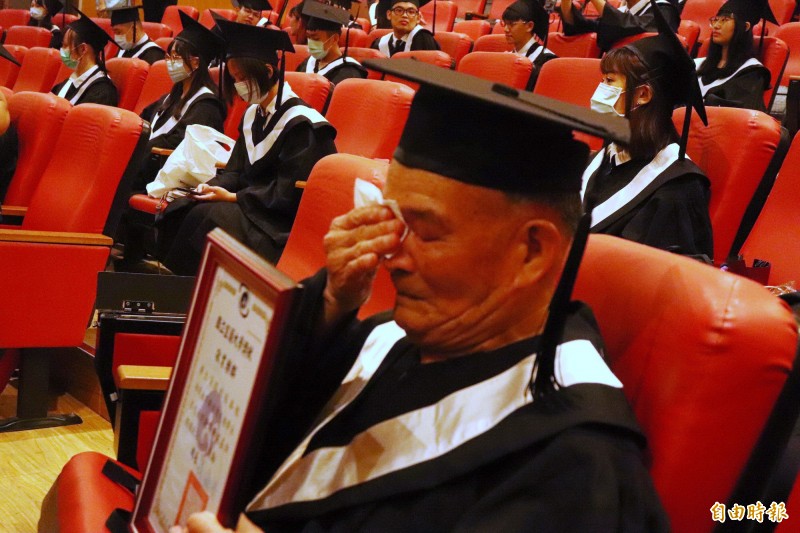 最年長畢業生！91歲爺爺念完宜蘭大學「4年騎車到校」風雨無阻　一圓年輕夢「家人支持很重要」