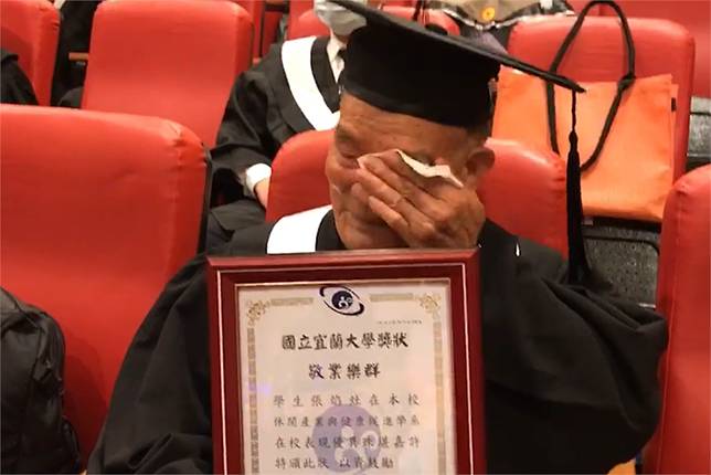 最年長畢業生！91歲爺爺念完宜蘭大學「4年騎車到校」風雨無阻　一圓年輕夢「家人支持很重要」