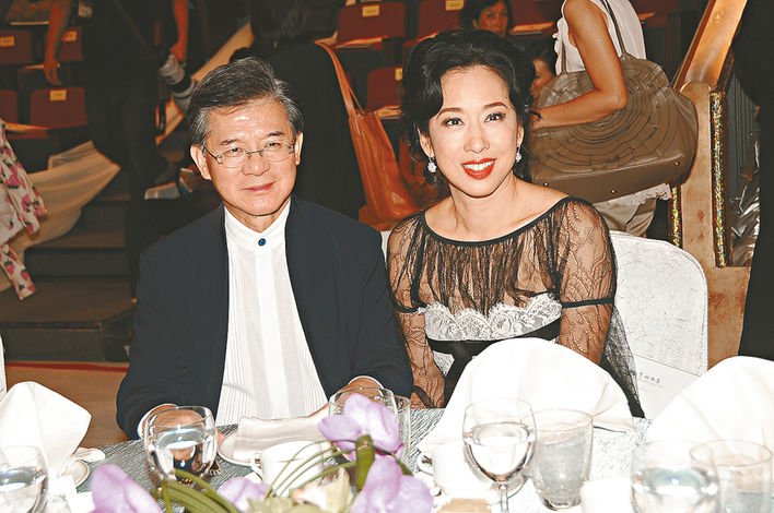 豪門家規嚴！雙冠港姐「19歲嫁富豪生3子」戴珠寶得向管家報備　「不顧公公挽留」50歲追愛老公寵上天