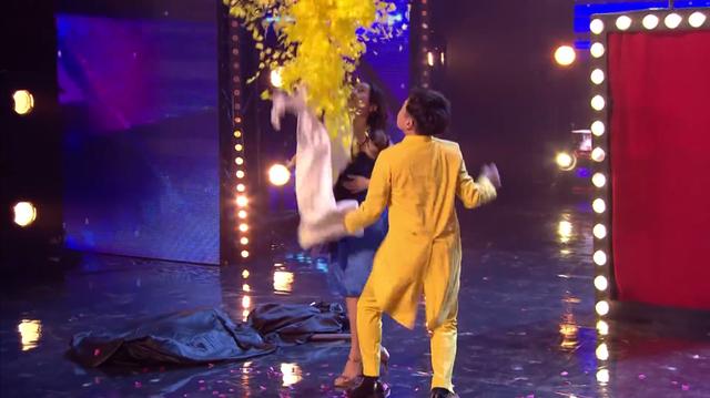 比魔術還神奇！一對夫妻現場表演「無遮擋一秒換裝」  場下觀眾尖叫不已：怎麼做到的？