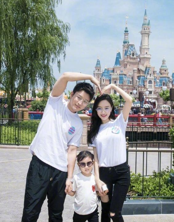 離婚不做仇人！離婚後陪女兒甜馨打羽毛球「父女互動」超溫馨：李小璐與前夫關係破冰