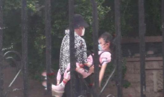 離婚不做仇人！離婚後陪女兒甜馨打羽毛球「父女互動」超溫馨：李小璐與前夫關係破冰