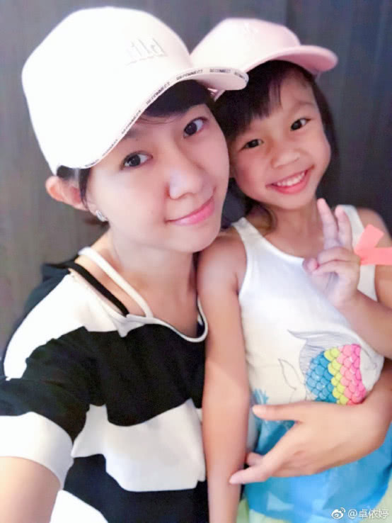 伴唱小天后「傳離世烏龍多年」笑揭息影內幕　5歲登台爆紅「翻唱逾600首歌」近況曝光