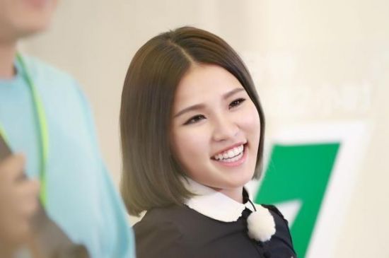 到農場踏青！Hold住姐女兒「站在豬圈外」呆望小豬　陌生叔「突送她紅蘿蔔」反應讓媽媽笑翻：搞錯了吧