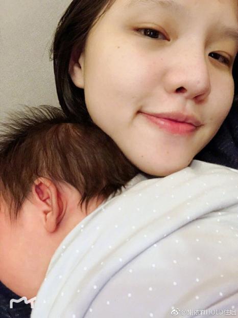 到農場踏青！Hold住姐女兒「站在豬圈外」呆望小豬　陌生叔「突送她紅蘿蔔」反應讓媽媽笑翻：搞錯了吧