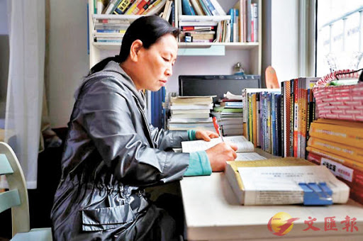 逆襲的人生！49歲宿舍阿姨「和兒子一起考上研究所」　曝光丈夫背景更驚人：一家都學霸