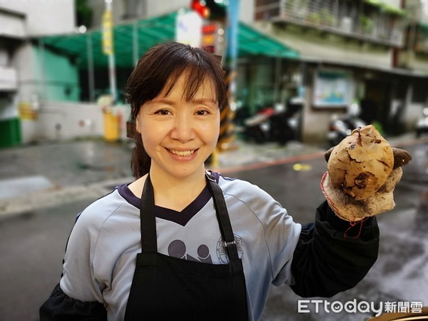 請大家給機會！單親媽存50萬開店「每天工作18小時」只賺60元　「獨養2女長大」母女少連絡：她們平安就好