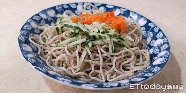 請大家給機會！單親媽存50萬開店「每天工作18小時」只賺60元　「獨養2女長大」母女少連絡：她們平安就好