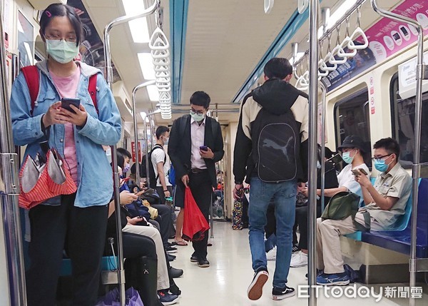 明起口罩鬆綁！搭乘大眾運輸「不再強制戴」只看出入口　引發兩派網友：到時候又會吵起來