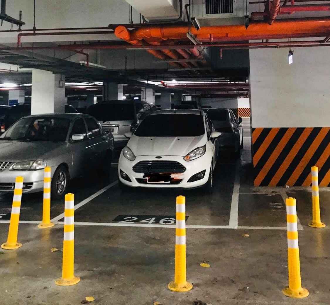 沒停到別人車位！白車車主回來發現「莫名被6根桿子包圍」　苦笑曝真相「耗20分鐘終脫困」：莫名其妙的停車場　