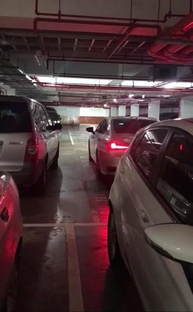 沒停到別人車位！白車車主回來發現「莫名被6根桿子包圍」　苦笑曝真相「耗20分鐘終脫困」：莫名其妙的停車場　