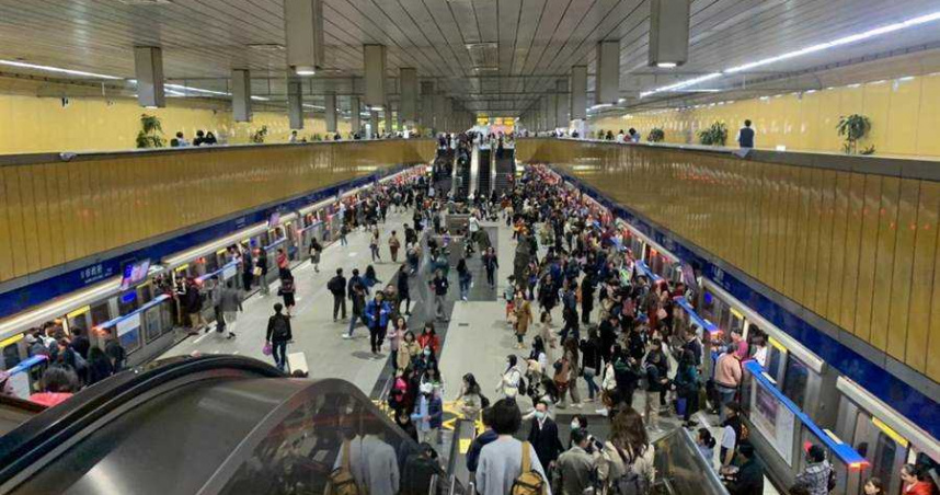 明起口罩鬆綁！搭乘大眾運輸「不再強制戴」只看出入口　引發兩派網友：到時候又會吵起來