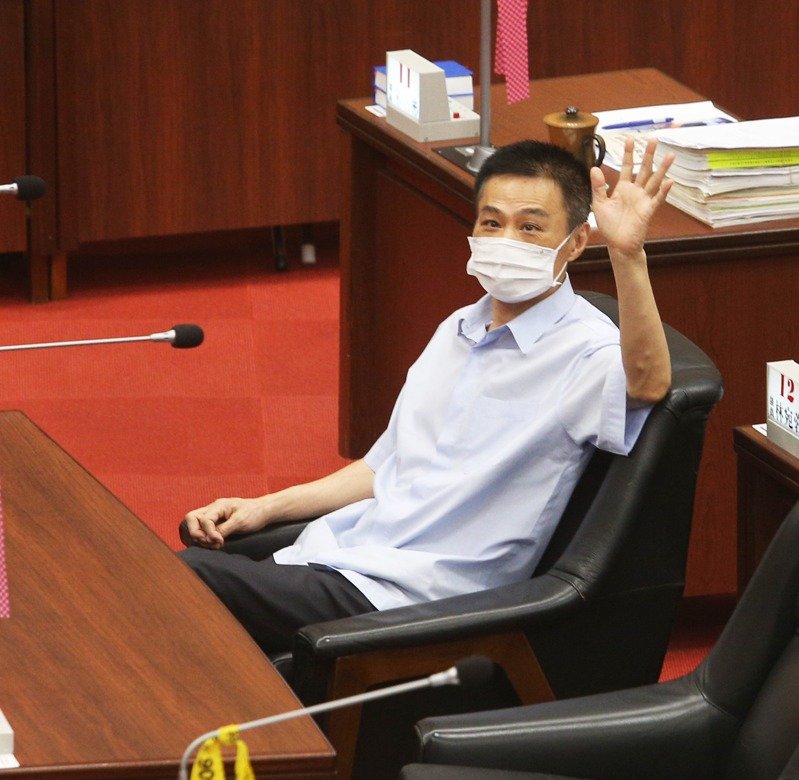 許崑源與妻「最後對話曝光」絕望嘆：社會沒有是非　夫人守候整晚「仍無法挽回」難忍悲慟險昏厥