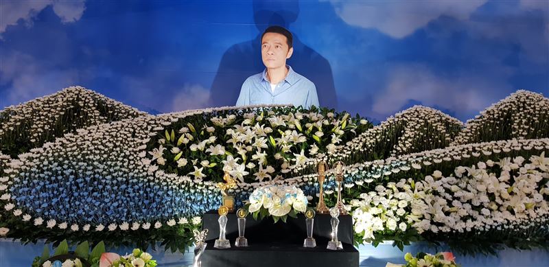 雨中走完最後一程！吳朋奉「告別會場曝光」愛犬忠心伴左右　一生作品「化6分鐘紀念片」倒地身影惹鼻酸