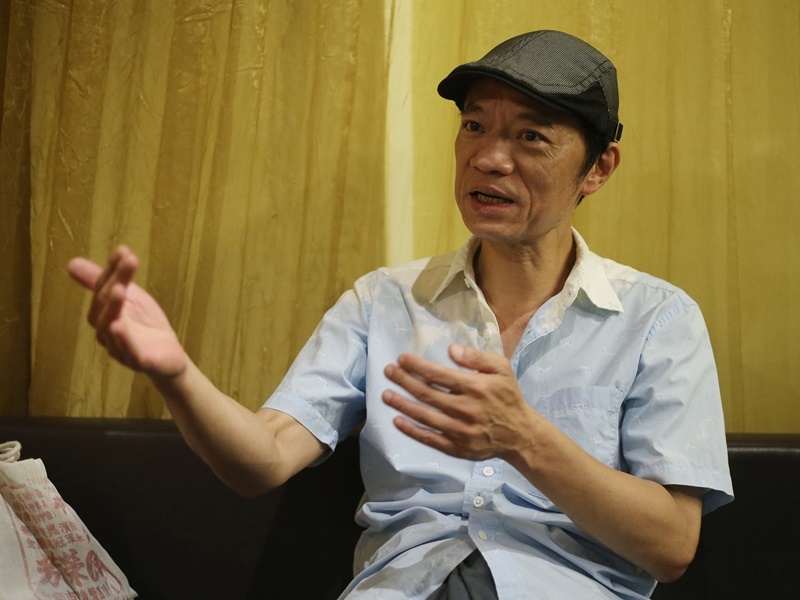 雨中走完最後一程！吳朋奉「告別會場曝光」愛犬忠心伴左右　一生作品「化6分鐘紀念片」倒地身影惹鼻酸