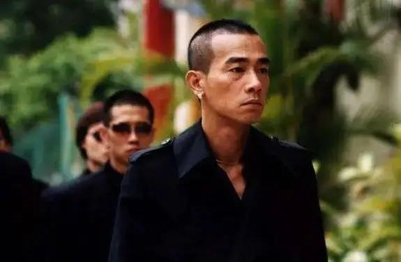 心中永遠的痛！陳小春兒時窮困「無心提議賣弟弟換錢」悔恨終生　功成名就身價上億「找不回弟弟」