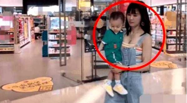 時光倒著流！吊帶褲女抱小孩逛街「被誤認成親媽」　網加碼曝「爺爺爸爸同框照」分不清誰年紀大