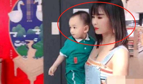 時光倒著流！吊帶褲女抱小孩逛街「被誤認成親媽」　網加碼曝「爺爺爸爸同框照」分不清誰年紀大