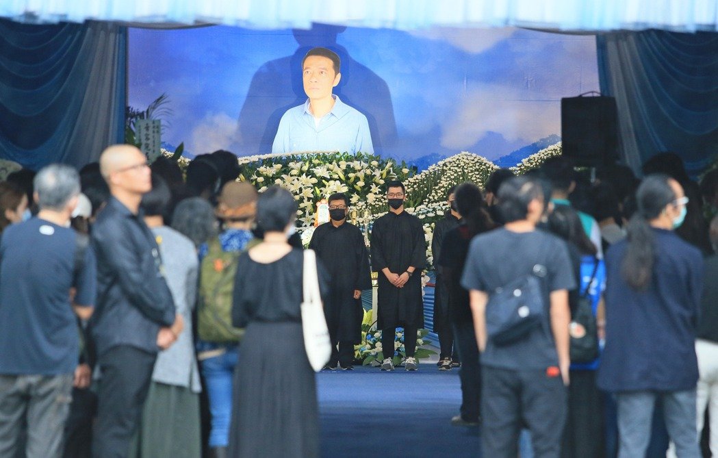 告別吳朋奉！吳慷仁靈堂悼念完「手機突然跳出畫面」哽咽：太巧了　永遠緬懷他「是哥留下的最好禮物」