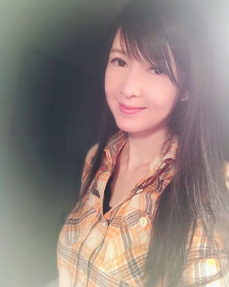 時光倒著流！吊帶褲女抱小孩逛街「被誤認成親媽」　網加碼曝「爺爺爸爸同框照」分不清誰年紀大