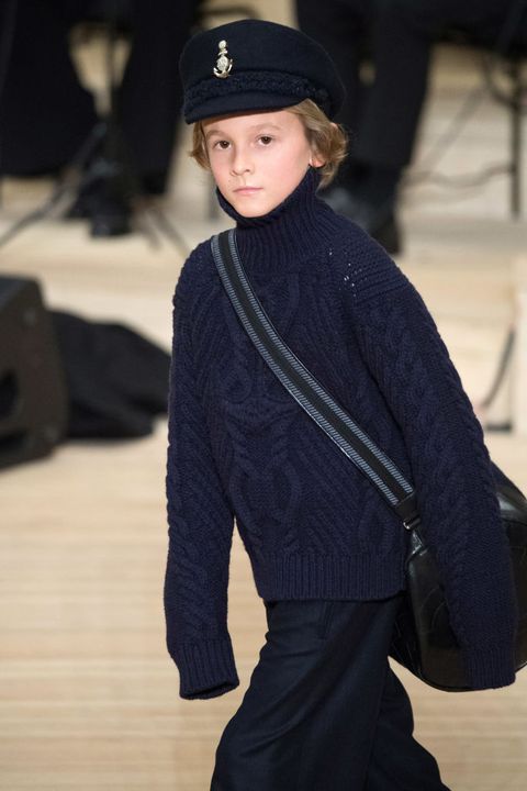 老佛爺最愛小男模！12歲天使教子「被指繼承62億遺產」　消失1年「暴風抽高陽光帥樣」近況受矚目