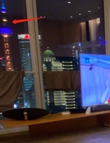 Baby破億豪宅曝光！內部裝修華麗「客廳大到放滑梯」  擁百萬級夜景「一旁的巨型寵物籠」引爭議