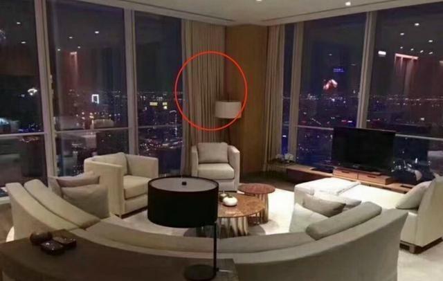 Baby破億豪宅曝光！內部裝修華麗「客廳大到放滑梯」  擁百萬級夜景「一旁的巨型寵物籠」引爭議
