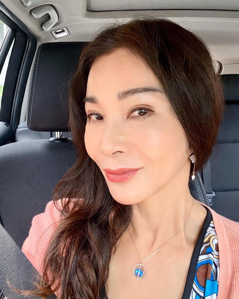 外國人都看呆！陳美鳳曬「35年前比基尼照」深V大放送　往下看「馬甲線擠出川字」網驚：太前衛了吧