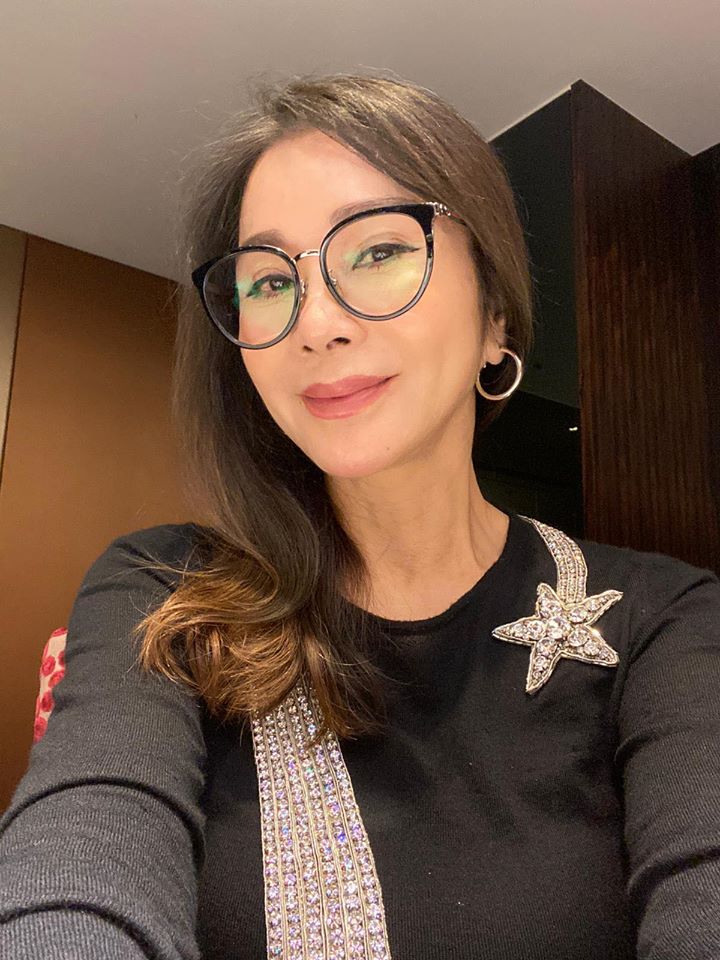 外國人都看呆！陳美鳳曬「35年前比基尼照」深V大放送　往下看「馬甲線擠出川字」網驚：太前衛了吧