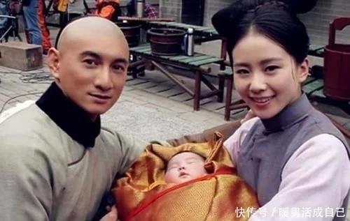吳奇隆「大2歲丈母娘照曝光」藍色旗袍驚艷眾人　保養得宜「舉手投足盡顯優雅」看不出年齡