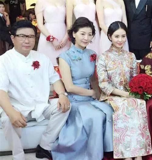 吳奇隆「大2歲丈母娘照曝光」藍色旗袍驚艷眾人　保養得宜「舉手投足盡顯優雅」看不出年齡