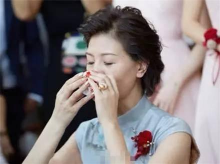 吳奇隆「大2歲丈母娘照曝光」藍色旗袍驚艷眾人　保養得宜「舉手投足盡顯優雅」看不出年齡