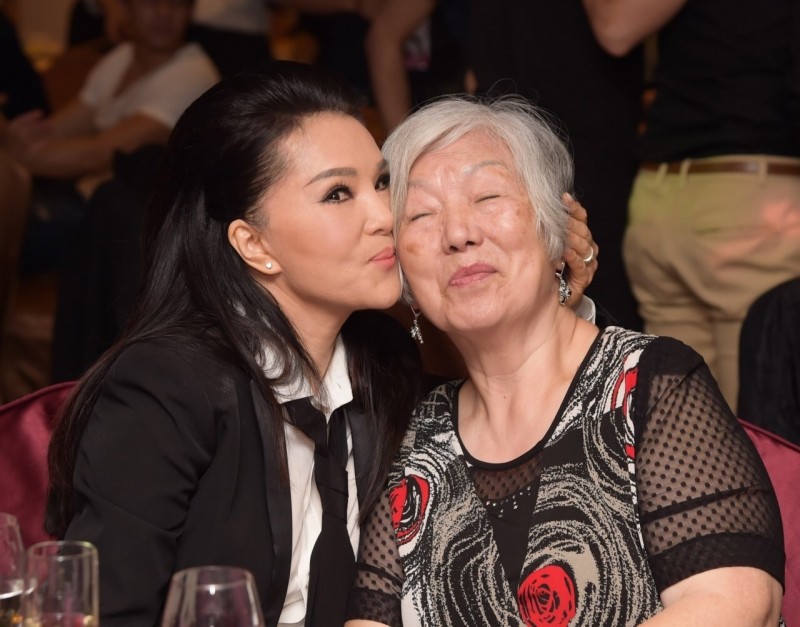 黃鶯鶯當紅閃嫁！「結縭38年膝下無子」原諒富商尪背叛　「淚送他最後一程」今和繼女相依