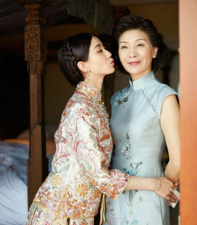 吳奇隆「大2歲丈母娘照曝光」藍色旗袍驚艷眾人　保養得宜「舉手投足盡顯優雅」看不出年齡