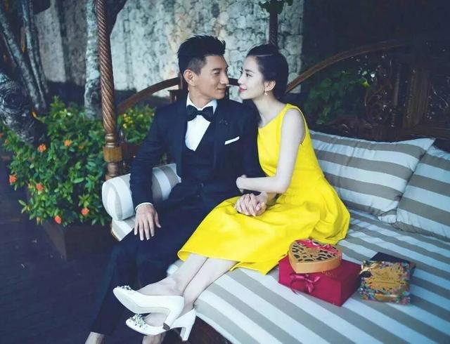 吳奇隆「大2歲丈母娘照曝光」藍色旗袍驚艷眾人　保養得宜「舉手投足盡顯優雅」看不出年齡