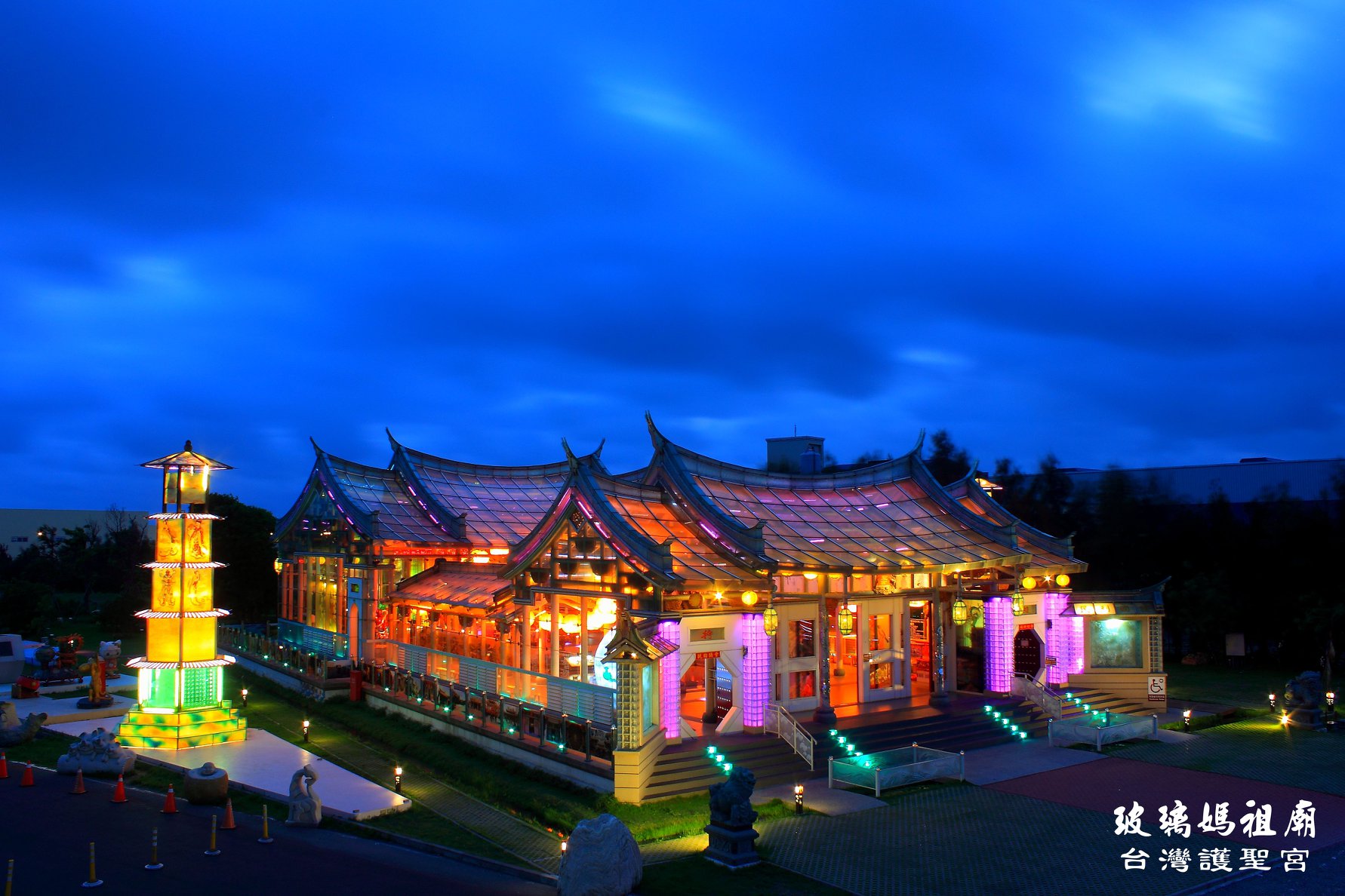 【全台】台灣10大最美廟宇！彰化玻璃廟「夜中絕美絢爛光景」只排第4　「前3名實至名歸」此生必訪❤️
