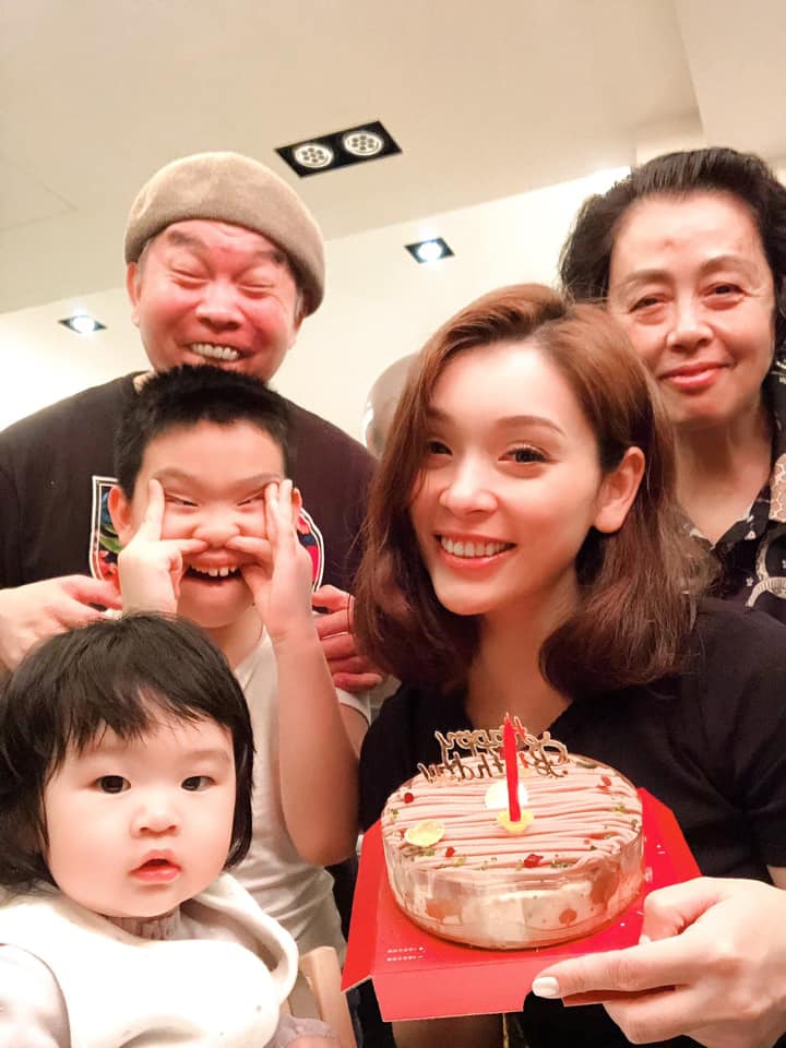 浪子變愛家好男人！康康結婚10年「甜放閃小18歲嫩妻」　心疼曝「吵架一定先低頭」原因網讚：真男人