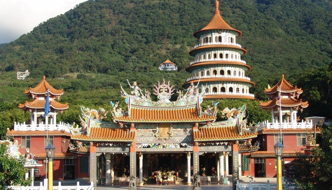 【全台】台灣10大最美廟宇！彰化玻璃廟「夜中絕美絢爛光景」只排第4　「前3名實至名歸」此生必訪❤️