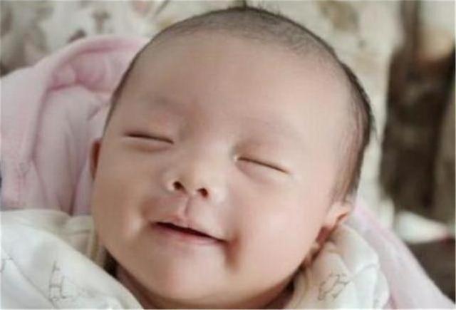 首次見媽媽！新生寶寶「不哭反笑」   護士抱過去二話不説「扇了孩子一巴掌」寶媽：謝謝妳