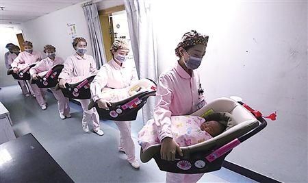 首次見媽媽！新生寶寶「不哭反笑」   護士抱過去二話不説「扇了孩子一巴掌」寶媽：謝謝妳